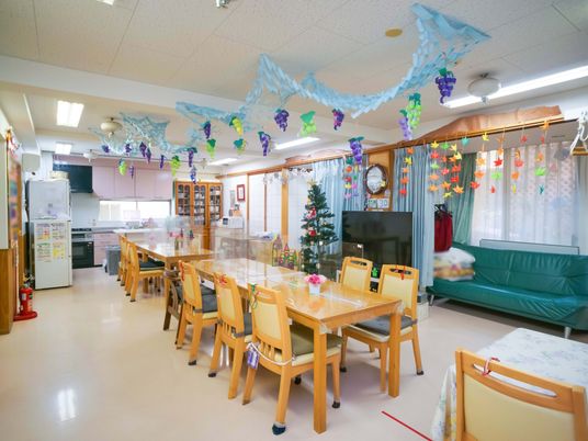 手作りの装飾がある共有スペース