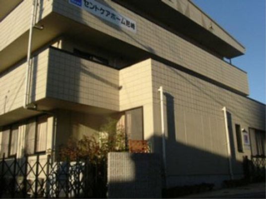明るい日差しの外観