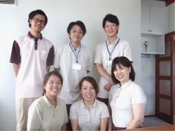 笑顔のスタッフ集合写真