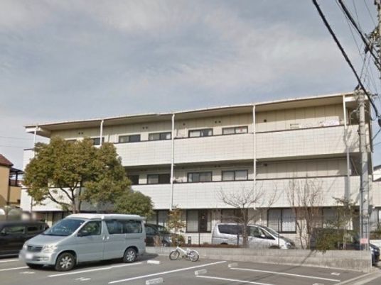 白い壁の建物外観