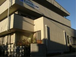 明るい日差しの外観