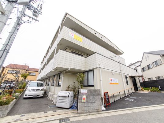 明るい外観の建物前