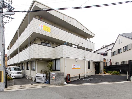 多階層の建物外観