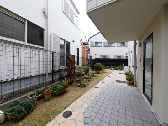 清潔な中庭の風景