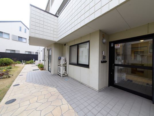 エントランスの整備された外観