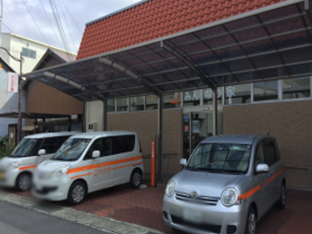 送迎車両のある建物外観 外観 施設へのアクセスに便利な送迎車両を完備しています。安心して通勤できます。