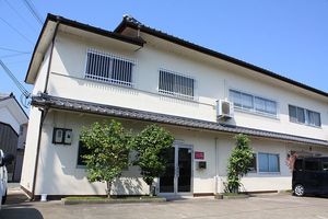 青空の二階建て外観