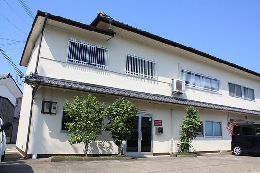 青空の二階建て外観