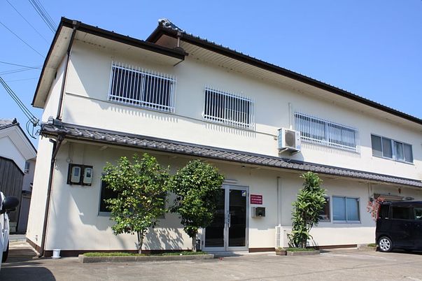 青空の二階建て外観