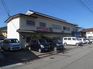 施設外観と駐車場の建物  