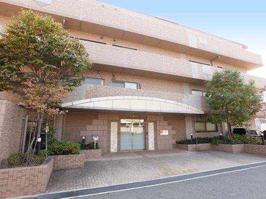 建物の外観と入口