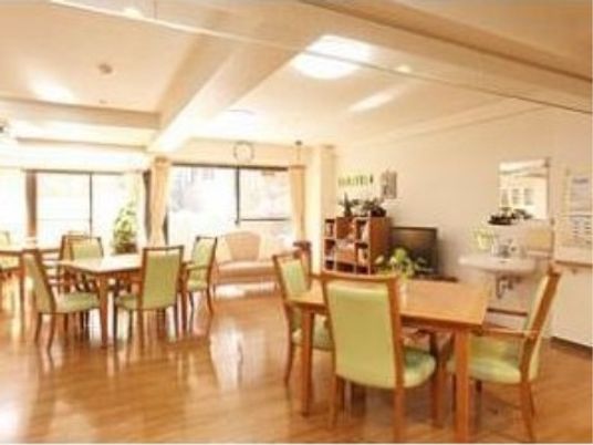 明るい共有ダイニングルーム