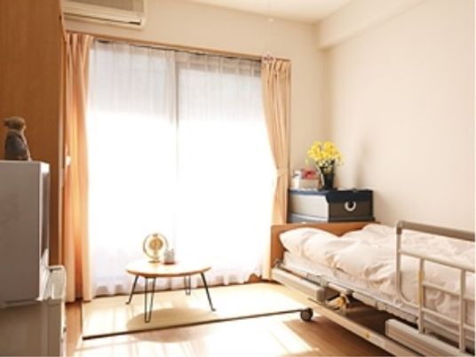 明るい個室の居室