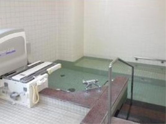 バリアフリー設計の浴室