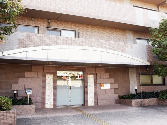 清潔感あるエントランス外観