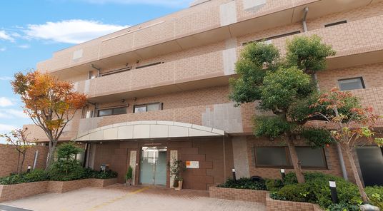清潔感あるエントランス外観