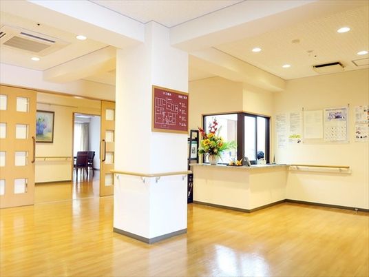 広々とした明るいロビー