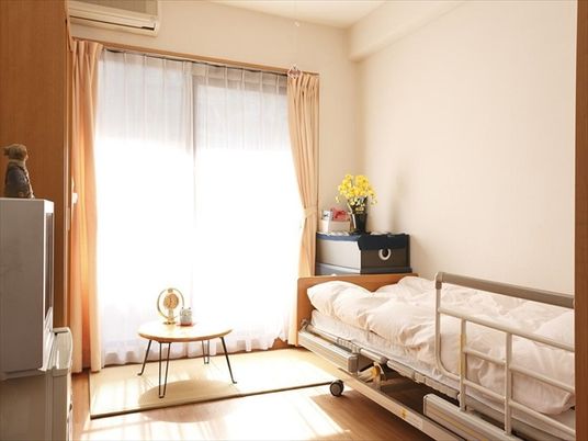 明るい個室の居室
