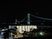 橋のライトと施設夜景