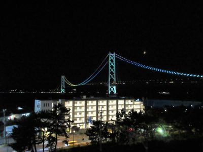 橋のライトと施設夜景