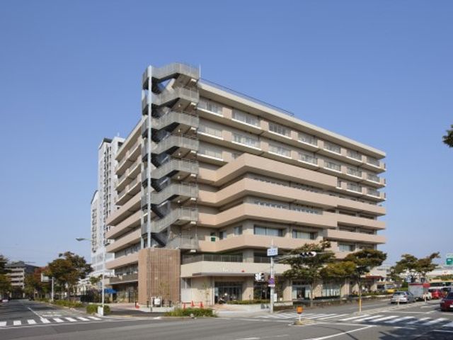 現代的な建物の外観 外観 広々とした交差点に面したモダンな建物です。清潔感のある外観が印象的で、安心して勤務できる環境が整っています。