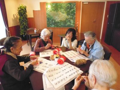 手工芸を楽しむ高齢者