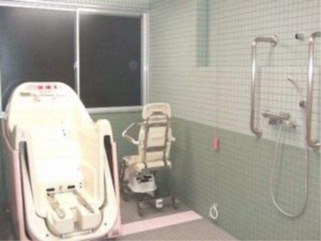 快適な浴室設備 特殊浴 利用者が快適にお使いいただけるよう、特別な工夫が施された清潔な浴室です。バリアフリー設計になっており、安心してご利用いただけます。