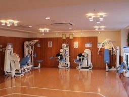 訓練機器が並ぶ広々とした部屋