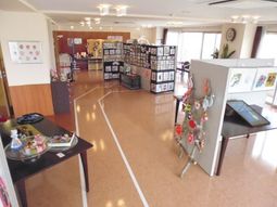 施設の広々としたロビー