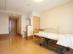 明るい個室の居室