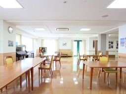 明るい共有ダイニングスペース