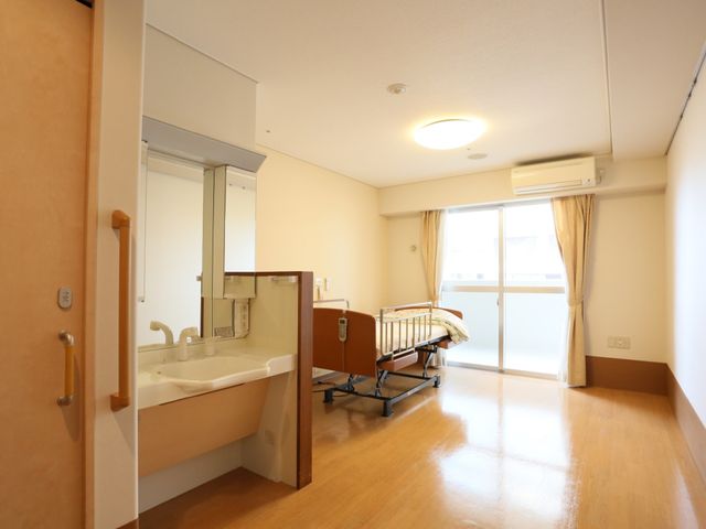 居心地の良い洋室 居室 広々とした窓と明るい照明が特徴の居室です。日々の生活で快適に過ごせる空間が整っています。