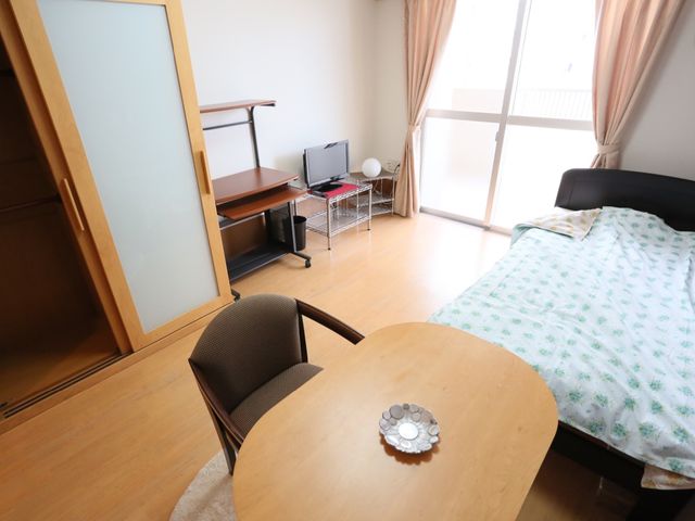 居室の一角と家具 居室 ゆったりとした居室には、必要な家具が整い、日差しの入る窓からは明るさが広がっています。自分の時間を大切に過ごす空間です。