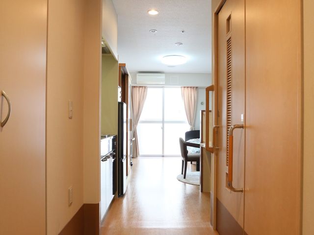 清潔感のある居室空間 居室 明るく清潔な空間が広がる居室です。個々のニーズに合わせてゆったりとお過ごしいただけるように工夫されています。