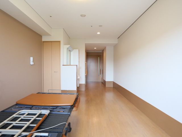 清潔な居室の一角 居室 広々とした廊下は、移動がしやすく設計されています。明るく開放的な環境でのお仕事はいかがでしょうか。