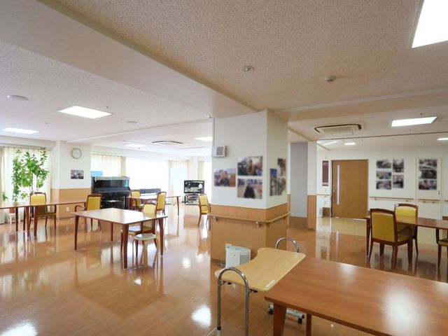 快適な食堂の空間 食堂 広々とした食堂は光が差し込み、木のテーブルやイスが温かみを感じさせます。共有スペースとして、ゆったりとした雰囲気で交流が楽しめそうです。