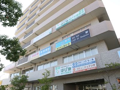 清潔感のあるビルの外観