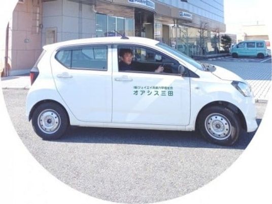 送迎車と建物外観  