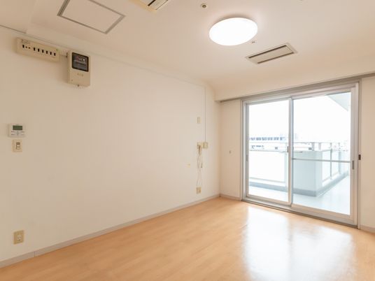明るい居室の様子