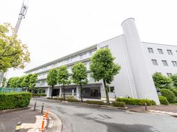 緑に囲まれた建物の外観
