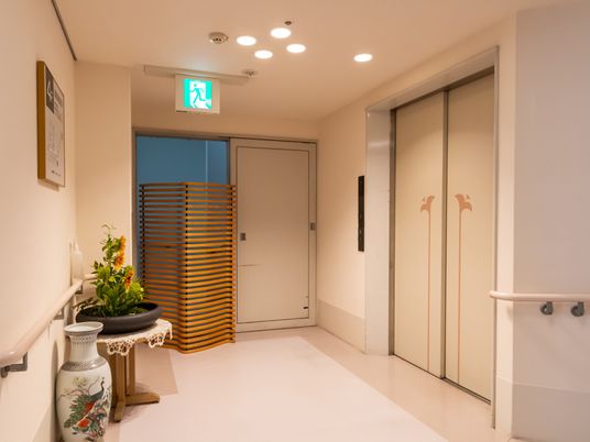 笑顔で介助する介護士