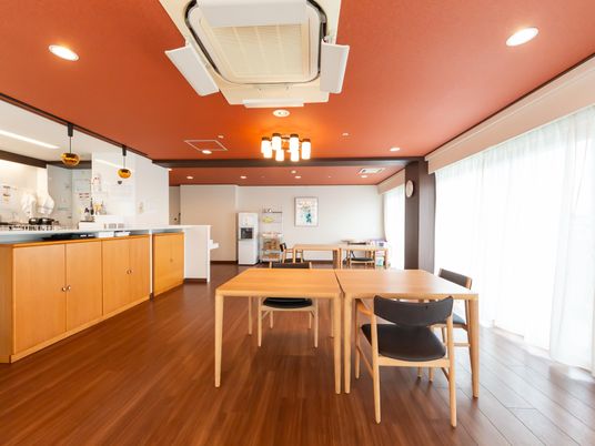 自然光豊かなダイニングルーム