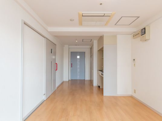 明るい室内の廊下