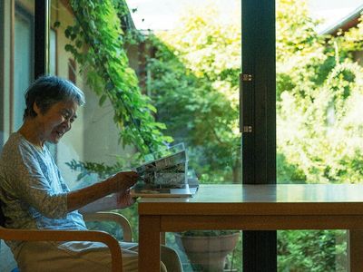 窓辺で読書する人