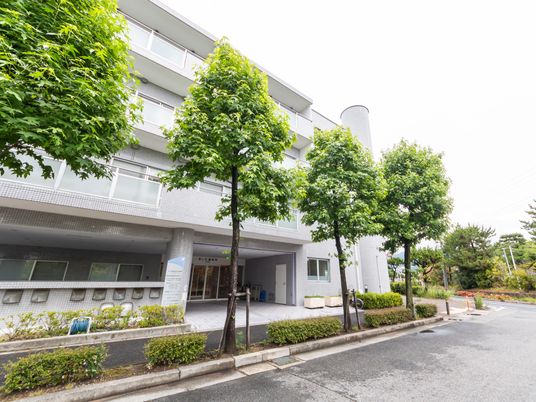 緑に囲まれた建物外観