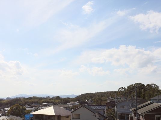 快晴の広がる街並み