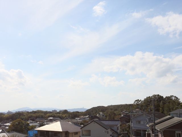 快晴の広がる街並み 眺望 穏やかな天気の下、静かな住宅街が広がっています。自然豊かな環境での職場は心身のリラックスにつながるでしょう。