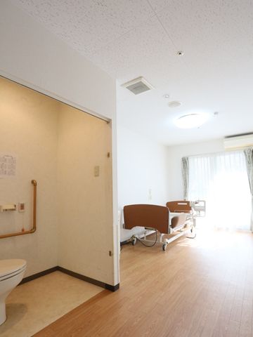 バリアフリー設計の洗面台 居室 広々とした明るい洗面スペースが確保されており、手すりや高さ調節が可能な設備が整っているため、自立支援を目指した快適な日常生活をサポートします。