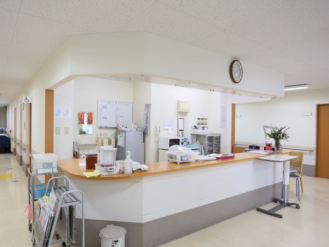 清潔で整備されたフロント 受付 整頓されたフロントは清潔感があり、職員の対応も円滑に行われる環境です。働きやすい環境が整っていることが窺えます。