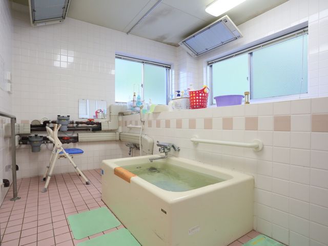 清潔な介護用浴室 浴室 手すりが設置された安全かつ清潔感溢れる浴室です。ゆったりとした入浴時間をお過ごしいただけます。